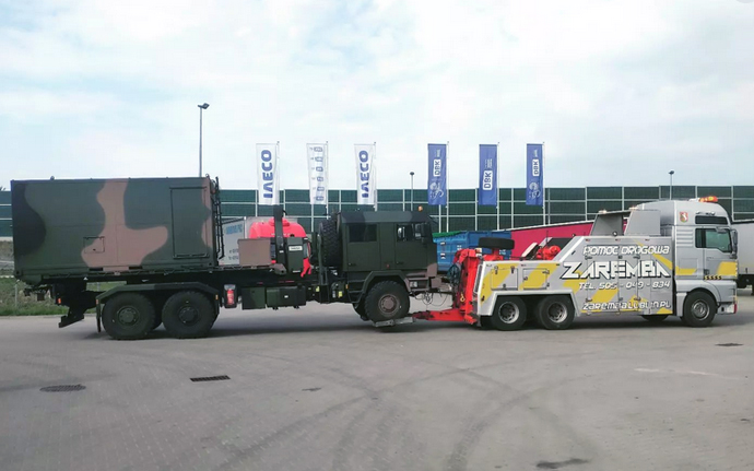 holowanie samochodu wojskowego