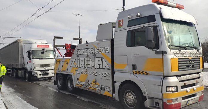 wyciąganie tira z pobocza