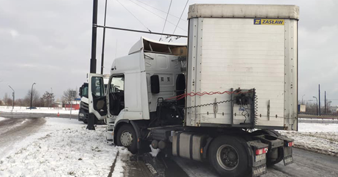 wyciąganie tira z pobocza