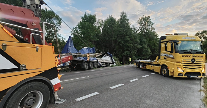 wyciąganie tira z rowu